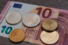 Foto: Euroscheine und -münzen