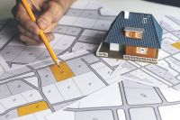 Foto: Bleistift zeigt Katasterplan