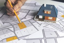 Foto: Bleistift zeigt Katasterplan