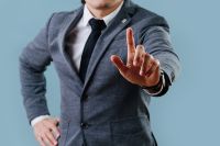 Foto: Mann streckt Zeigefinger aus