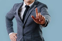 Foto: Mann streckt Zeigefinger aus